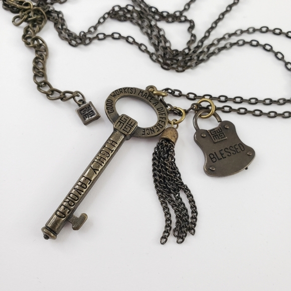 Good Works necklace antique brass - key + tassel + lock pendants layer necklace - Picture 14 of 16